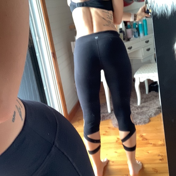 Forever 21 leggings with cute cuffs on calves. size large (fits like medium) - Picture 3 of 3